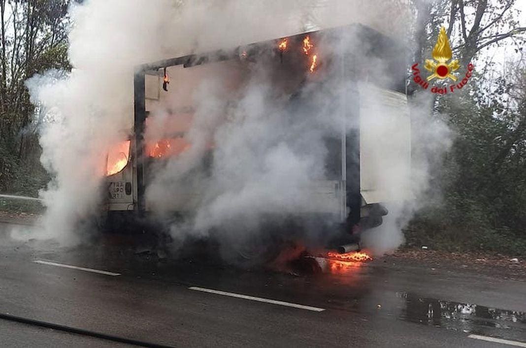 Vezzano Ligure incendio furgone