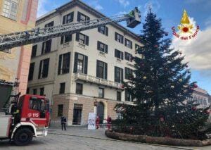 albero Natale pericolante Genova