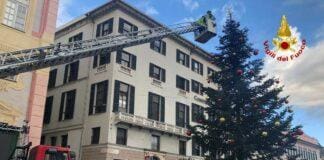 Genova, albero di Natale con decori pericolanti a De Ferrari, arrivano i vigili del fuoco albero Natale pericolante Genova