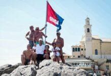 Boccadasse, oggi la protesta dei tifosi del Genoa e il probabile blitz per riposizionarla Boccadasse bandiera Genoa Blessin