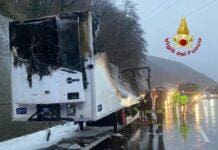 Camion in fiamme sull’Autostrada A7 Genova – Milano, code e rallentamenti camion in fiamme a26 21 dicembre 2022