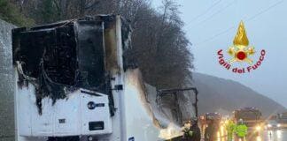 Camion in fiamme sull’autostrada A26, code e disagi camion in fiamme a26 21 dicembre 2022