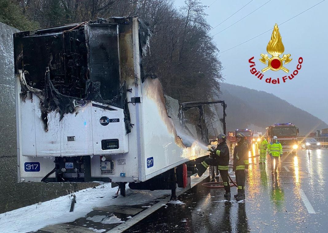 camion in fiamme a26 21 dicembre 2022