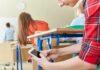 La Spezia, studente sorpreso alla Maturità con il telefonino, esame sospeso cellulare in classe