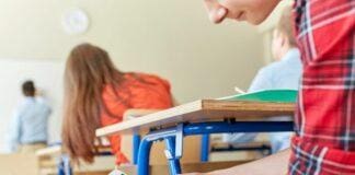 Tigullio, diffonde in Rete immagini intime della ex minorenne, rischia il carcere cellulare in classe