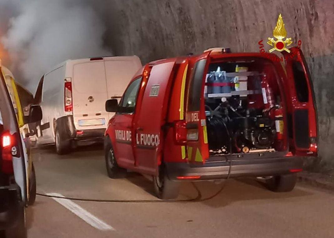 incendio furgone A7 autostrada