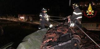 Genova, brucia il tetto di una palazzina a Pontedecimo incendio tetto Pontedecimo 11 dicembre 2022