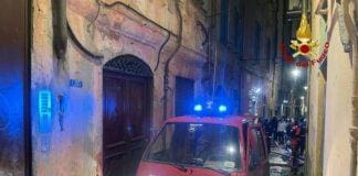Genova, incendio in vico Lavagna, intervento difficile dei Vigili del Fuoco incendio vico Lavagna Genova