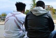 Migranti a piedi sulle autostrade di Liguria, la disperazione di chi vuole partire Minori non accompagnati. Migranti