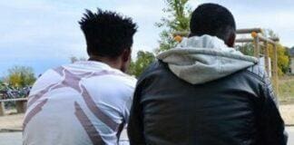 Migranti a piedi sulle autostrade di Liguria, la disperazione di chi vuole partire Minori non accompagnati. Migranti