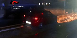 Cengio, ubriaco percorre la ferrovia con la macchina Cengio auto su binari