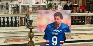 Gianluca Vialli, a Genova migliaia di persone in piazza per il tributo Gianluca Vialli chiesa del Gesù Genova