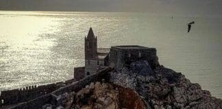 Portovenere, noto avvocato londinese cade e muore sulla scogliera Portovenere