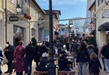 Saldi, genovesi in coda all’Outlet di Serravalle Serravalle Outlet folla saldi
