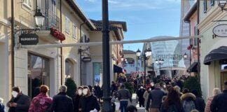 Saldi, genovesi in coda all’Outlet di Serravalle Serravalle Outlet folla saldi