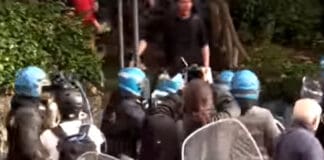 Genova, giornalista picchiato durante manifestazione, condannati 4 agenti Origone giornalista picchiato a Genova