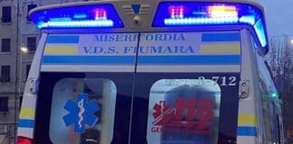 Genova, uomo accoltellato a Pra’, indagini in corso ambulanza Marassi Genova