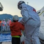 Savona, in arrivo la Open Arms con a bordo 85 migranti Migranti bambino Geo Barents