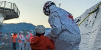 La Spezia, distribuiti nei centri di accoglienza i 79 migranti sbarcati ieri Migranti bambino Geo Barents