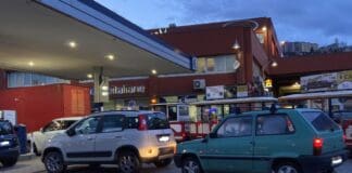 Sciopero Benzinai, code ai distributori a Genova coda benzina Genova