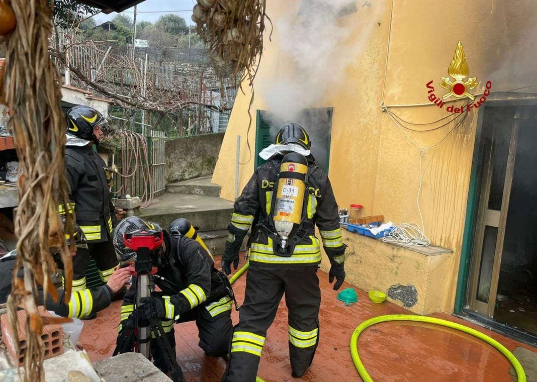 Incendio via Mottachiusura abitazione Quezzi Genova
