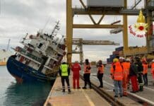 Genova, nave si inclina pericolosamente in Porto nave inclinata Porto Genova
