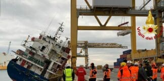 Genova, nave si inclina pericolosamente in Porto nave inclinata Porto Genova