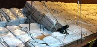 Genova, nave inclinata nel porto, vigili del fuoco svuotano il carico Nave inclinata porto Genova