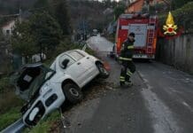 Sant’Olcese, auto fuoristrada, arrivano i Vigili del Fuoco Sant'Olcese Genova incidente via gastaldi
