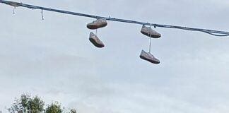 Quinto, scarpe appese ai cavi elettrici, anche a Genova arriva lo shoefiti Quinto scarpe sui cavi