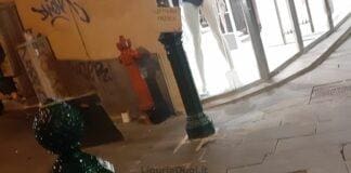 Genova, paletti storici arrugginiti in via San Vincenzo, blitz notturno per riverniciarli Paletti riverniciati via San Vincenzo