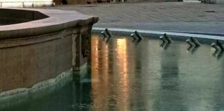 Genova, temperature sotto lo zero, ghiaccio nella fontana di De Ferrari de Ferrari fontana ghiaccio Genova