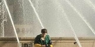 Blanca, tuffo gelido nella fontana di De Ferrari a Genova Blanca Maria Chiara Giannetta tuffo a De Ferrari