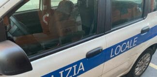 Genova, quattro minorenni denunciati dalla polizia locale: due per spaccio e due per furto Polizia locale auto