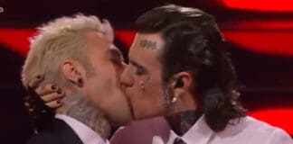 Sanremo, Rosa Chemical trascina Fedez sul palco e lo bacia in diretta Rosa Chemical bacio Fedez