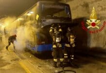 Pullman in fiamme sulla autostrada A12 tra Genova Est e Nervi Autobus fiamme A7 Ronco Scrivia