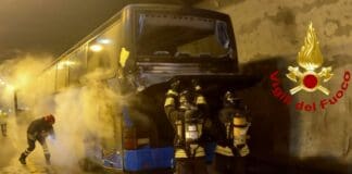 Pullman in fiamme sulla autostrada A12 tra Genova Est e Nervi Autobus fiamme A7 Ronco Scrivia