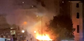 Genova, in fiamme il chiosco dei fiori di piazza Romagnosi incendio piazza Romagnosi 22 febbraio 2023