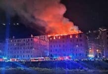 Genova, incendio distrugge tetto di un palazzo in via Piacenza, 90 persone evacuate incendio molassana san gottardo genova