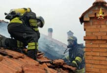 Tetto in fiamme, i Vigili del Fuoco spiegano come evitarlo incendio tetto Langasco Campomorone
