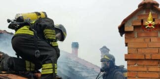 Carasco, tetto in fiamme nella notte, arrivano i vigili del fuoco incendio tetto Langasco Campomorone