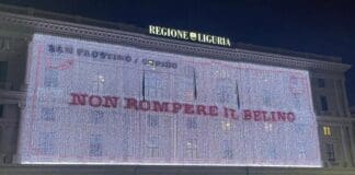 Genova, proiettata sulla facciata dalla Regione Liguria la frase non rompere il belino non rompere il belino