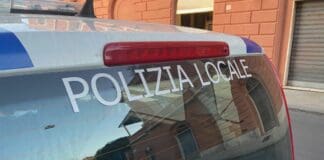 Genova, muraglione pericolante in via San Nazaro: strada chiusa Polizia Locale auto