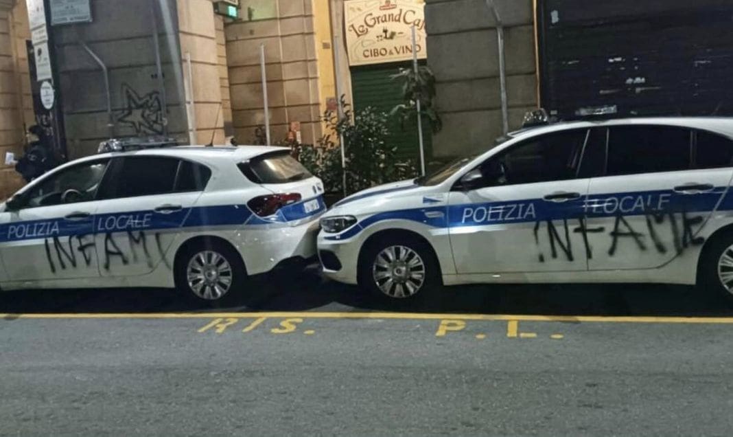 polizia locale, infami, scritte sulle portiere, vandalismo