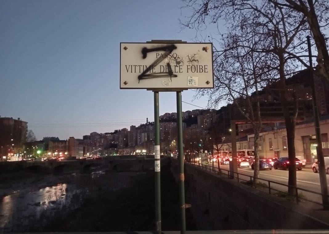 targa Vittime delle Foibe vandalizzata Genova
