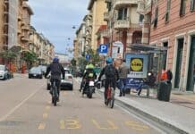 Genova, in via Cornigliano piste ciclabili vuote e bici in strada via Cornigliano bici strada Genova