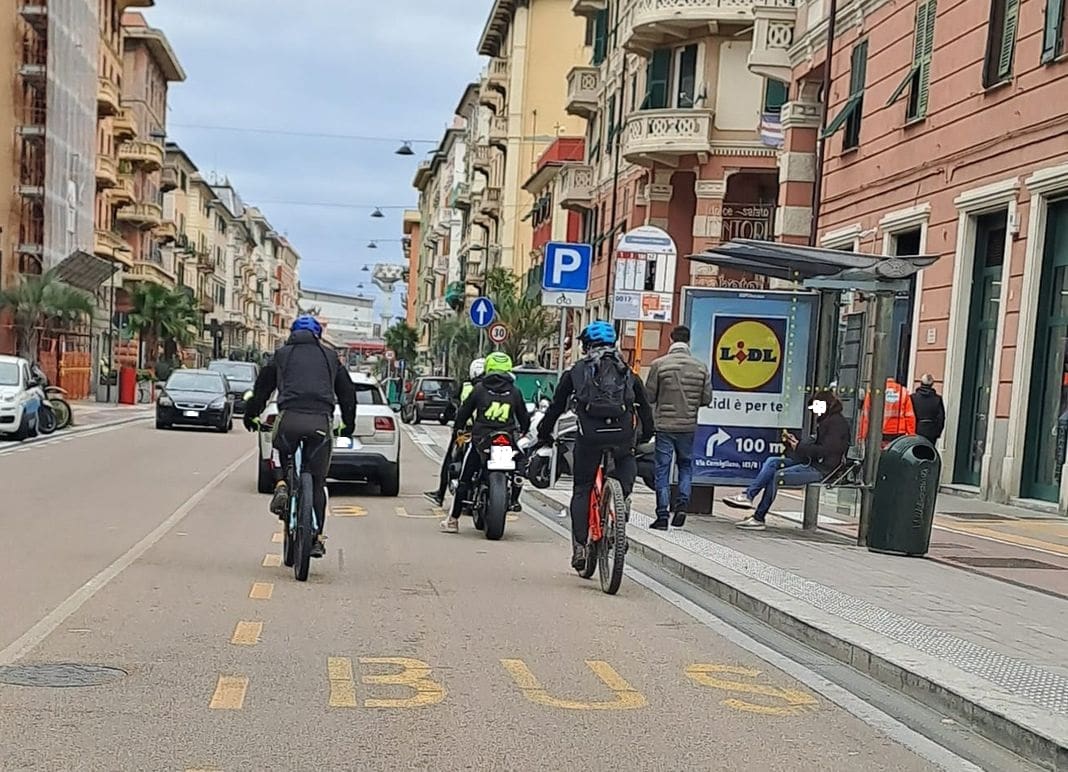 via Cornigliano bici strada Genova