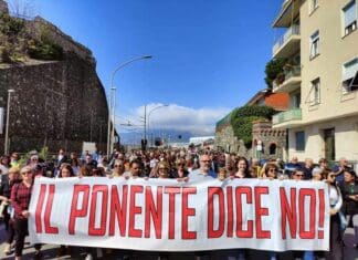 Genova, accordo da un miliardo di euro sul Terminal PSA, Ponente in fermento Corteo Ponente no cassoni Prà pegli genova