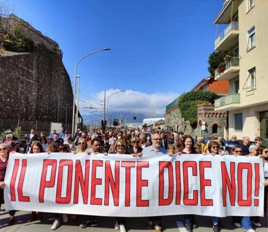 Genova, Ponente in rivolta per l’ipotesi di ampliamento del Terminal PSA Corteo Ponente no cassoni Prà pegli genova