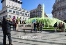 Genova, Extinction Rebellion colora di verde la fontana di De Ferrari fontana De Ferrari verde, exctintion rebellion